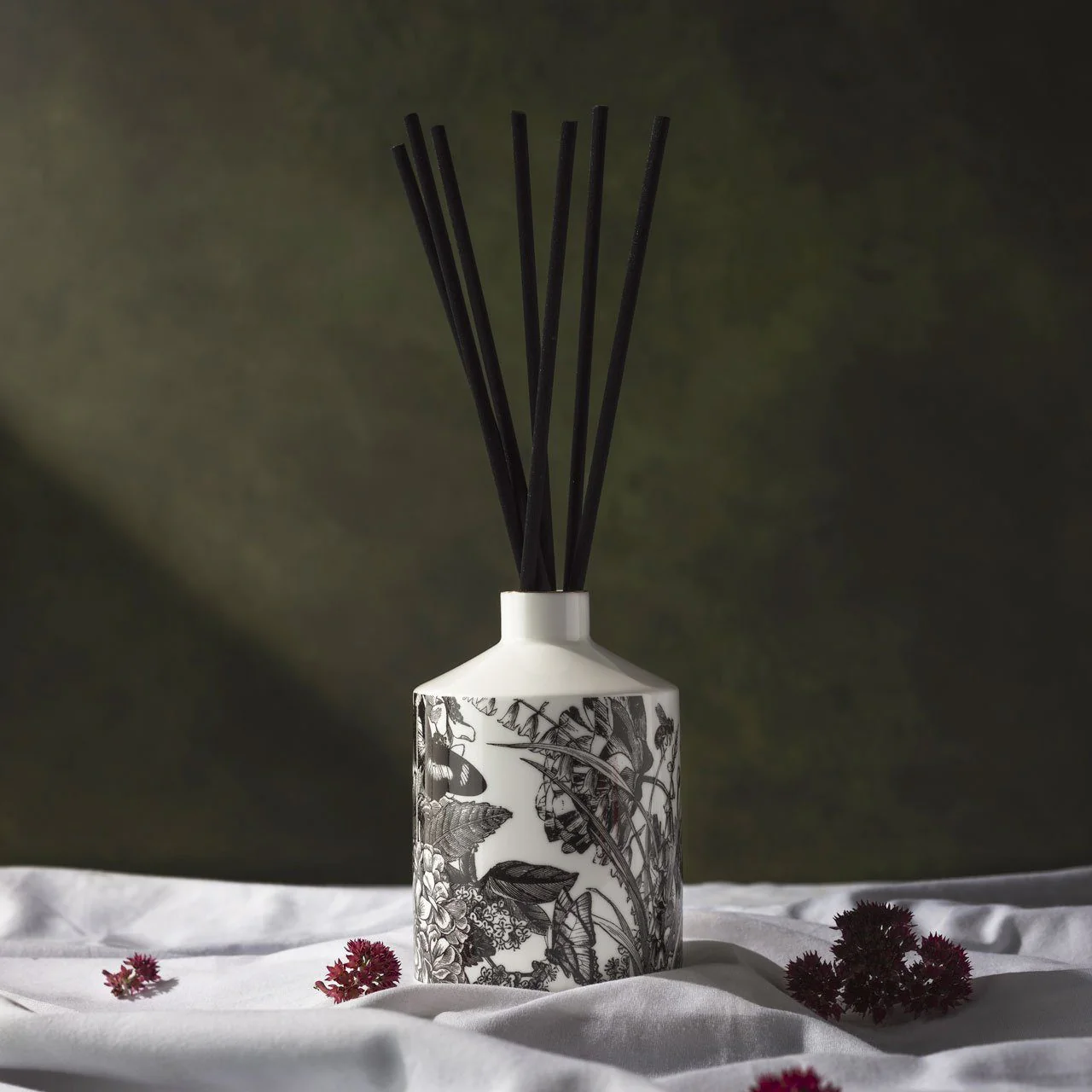 The Country Garden Ceramic Reed Diffuser - Image 2